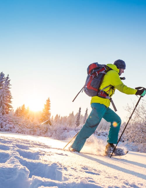 Empreintes dans la neige. « Baptême de raquetes »